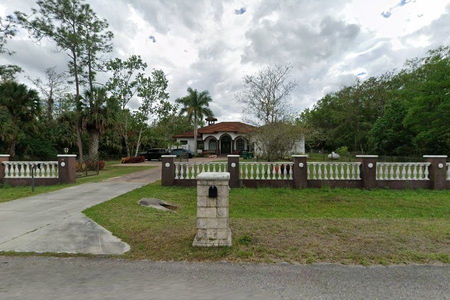 Street view exterior, angle 177°
